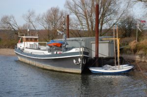 De ligplaats van de Pax aan het ponton bij camping Oosterbeeks Rijnoever