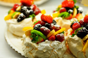 pavlova met fruit